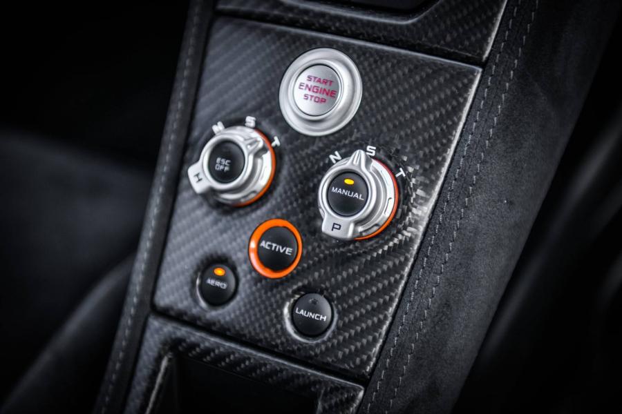 Детали интерьера McLaren 675LT by Edo Competition 2017 года  (фото 19 из 26)